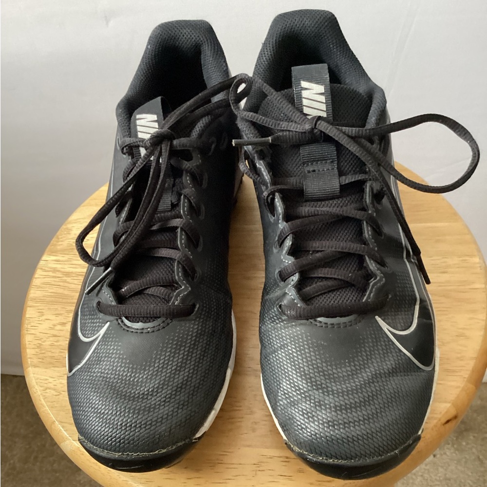 Nike fastflex Black and White Athletic Shoes for women.